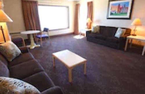 Mackinaw City Hotel | Bridge Vista Beach Hotel and Convention Center
