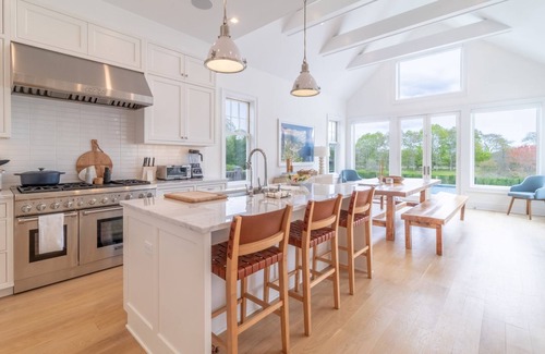 Bridgehampton House | Bridgehampton on Private Cul-de-sac overlooking pond