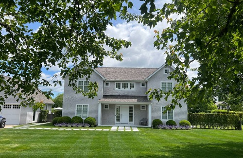 Bridgehampton House | Bridgehampton on Private Cul-de-sac overlooking pond