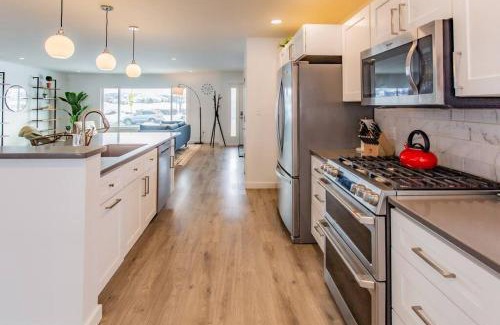 Bozeman House | Bridger Hawk - Mid-Century Classic (NEW)