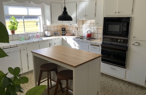 Crockett House | Bridgeview - A Clean and Cozy Getaway for Two