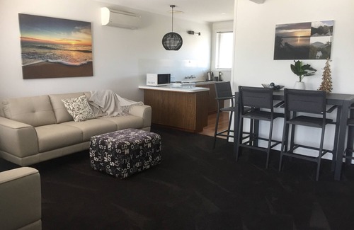 Bridport Apartment | Bridport Old Pier Apartments fully self contained 1-6. Pet friendly on request