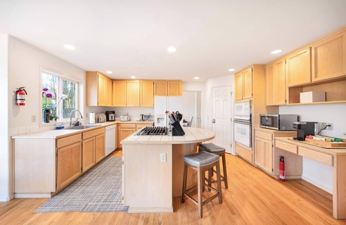 Brier House | Brier 5BR Retreat w/Pool Table, Deck, Central AC