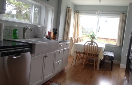 Seaside House | BRIGHT! 1.5 Blocks to Beach - Light Filled House (3 Bedroom Plus Den)