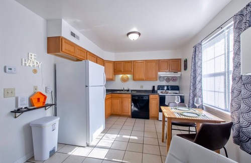 Kokomo Apartment | Bright 1 bedroom apartment, close to shops and highway