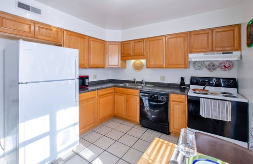 Kokomo Apartment | Bright 1 bedroom apartment, close to shops and highway