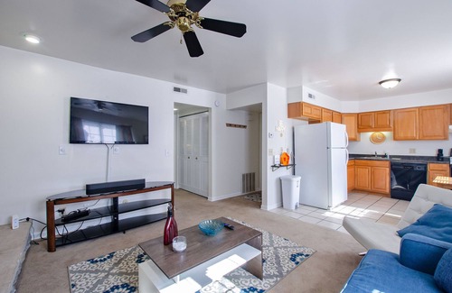 Kokomo Apartment | Bright 1 bedroom apartment, close to shops and highway