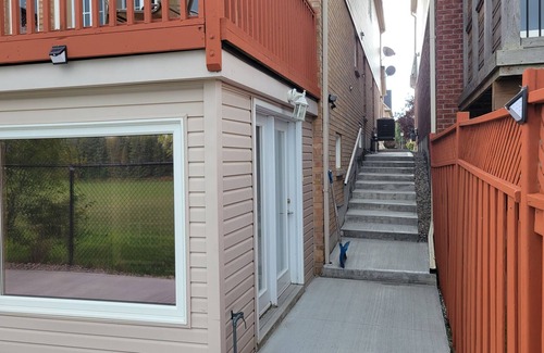 Newmarket Apartment | Bright 1-bedroom Walk-Out basement apartment