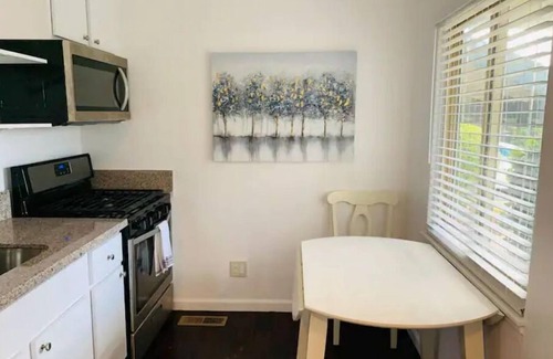 Castro Valley Apartment | Bright 1 BR w/AC, Free Parking, Washr/Dryr