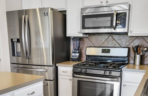 West Oak Hill House | ✨ Bright 2/2 with large yard