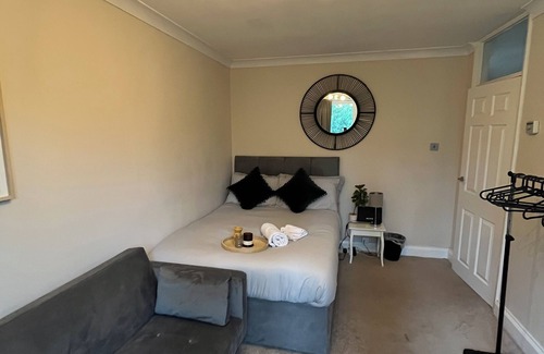 Fairfield Apartment | Bright 2-Bed Apartment| 1 min to East Croydon| Fast Links to London & Gatwick