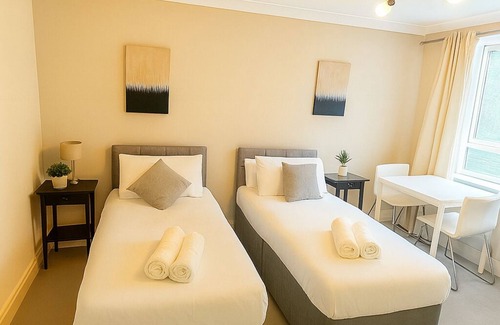 Fairfield Apartment | Bright 2-Bed Apartment| 1 min to East Croydon| Fast Links to London & Gatwick