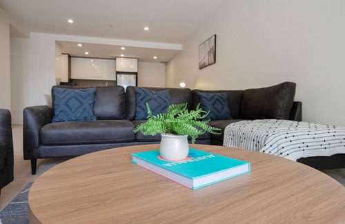 Lyneham Apartment | Bright 2-Bed Flat Near City Amenities
