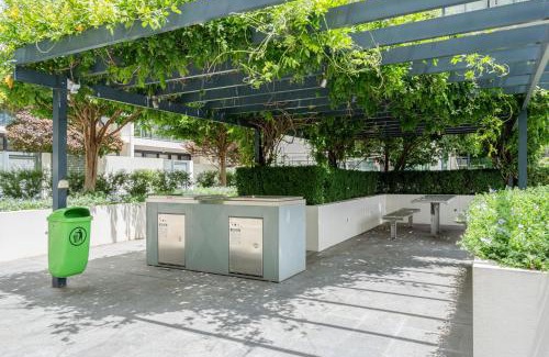 Lyneham Apartment | Bright 2-Bed Flat Near City Amenities