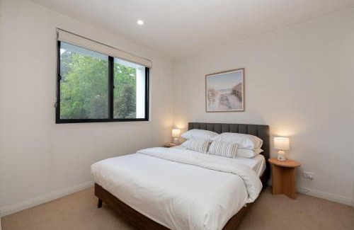 Lyneham Apartment | Bright 2-Bed Flat Near City Amenities