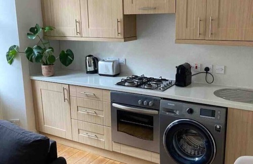 Newington Apartment | Bright 2 bedroom 1st floor flat near The Meadows