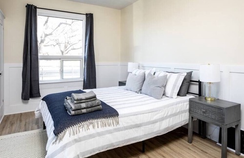 South Lethbridge House | Bright 2 Bedroom Duplex in Historic Downtown