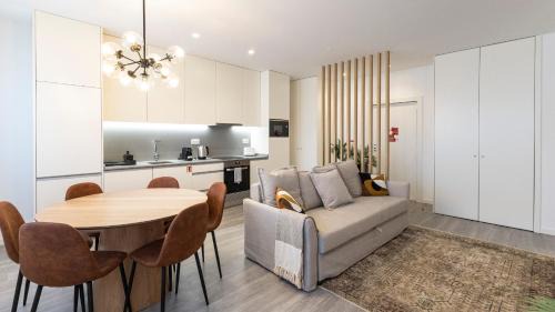 Lordelo do Ouro e Massarelos Apartment | Bright 2BR Flat near Praça da Galiza by LovelyStay