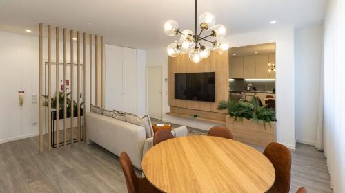 Lordelo do Ouro e Massarelos Apartment | Bright 2BR Flat near Praça da Galiza by LovelyStay