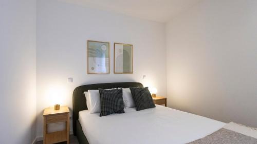 Lordelo do Ouro e Massarelos Apartment | Bright 2BR Flat near Praça da Galiza by LovelyStay