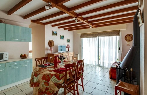 Esquieze-Sere Apartment | Bright 2BR with garden, sleeps 6, Wi-Fi, parking, pets allowed