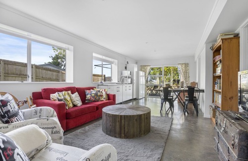Saint Johns House | Bright 3-Bedroom Unit - WiFi & Parking