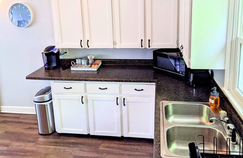 Portage House | Bright 3 BR on Cul-de-sac Conveniently located to Airport, Stryker, WMU, DT KZOO