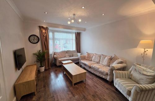 Barkingside Apartment | Bright 3BD Family Home with Garden Barkingside