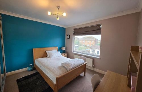 Barkingside Apartment | Bright 3BD Family Home with Garden Barkingside