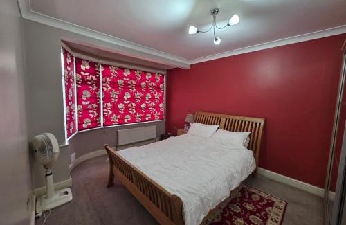 Barkingside Apartment | Bright 3BD Family Home with Garden Barkingside