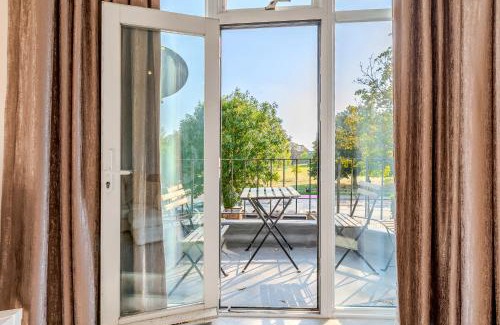 Shaftesbury Apartment | Bright 3BR duplex flat with a terrace in Clapham