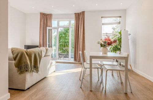 Shaftesbury Apartment | Bright 3BR duplex flat with a terrace in Clapham