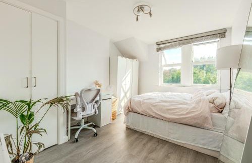 Shaftesbury Apartment | Bright 3BR duplex flat with a terrace in Clapham