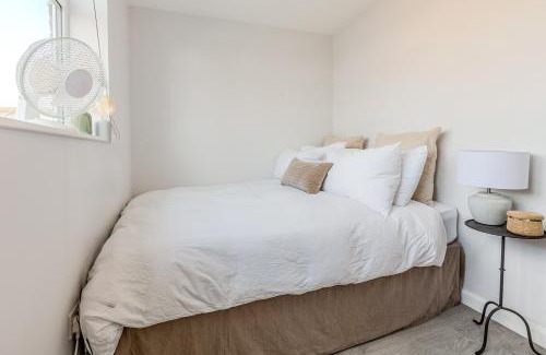 Shaftesbury Apartment | Bright 3BR duplex flat with a terrace in Clapham