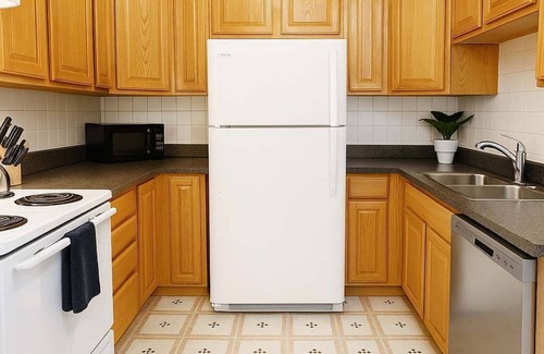 Evanston Apartment | Bright 3BR Gem | Walkable, Spacious