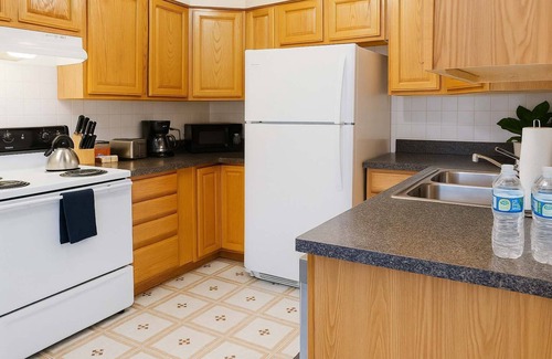 Evanston Apartment | Bright 3BR Gem | Walkable, Spacious