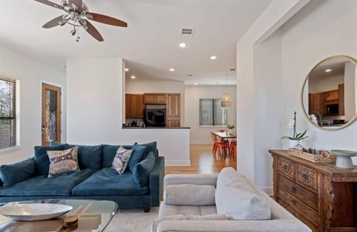 Central East Austin House | Bright 3BR Home in East ATX Near UT | Cowboy Pool