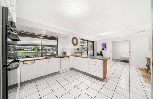 Newport House | Bright 4-Bed House Overlooking Newport Canals