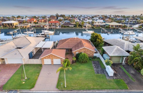 Newport House | Bright 4-Bed House Overlooking Newport Canals