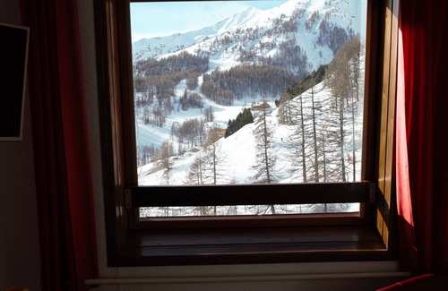 Allos Apartment | Bright 4-person wifi Internet studio at the foot of the slopes and shops