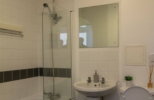 Bow Apartment | Bright Airy 1 bed Apartment. 5 mins from Stratford