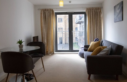 Bow Apartment | Bright Airy 1 bed Apartment. 5 mins from Stratford