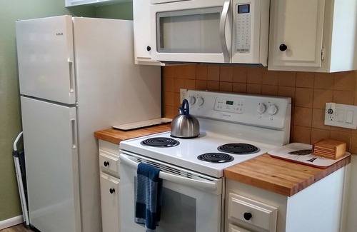 Townsite Condo | Bright & Airy 1 BR Condo Near Beach and Shops