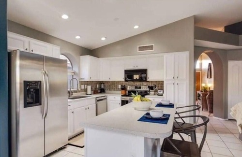 Avondale House | Bright & Airy Home: Near Golf, Parks & Attractions