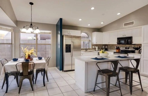 Avondale House | Bright & Airy Home: Near Golf, Parks & Attractions