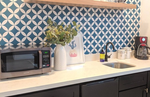 Gainesville House | Bright & Airy HOUSE for 12, Walk to Campus!
