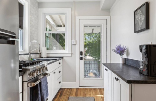 Capitol Hill Apartment | Bright airy new 1-bedroom with on charming Capitol Hill Washington, DC