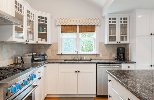 East Hampton North House | Bright and airy East Hampton cottage, walk to town, bike to beach!