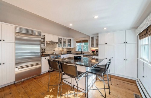 East Hampton North House | Bright and airy East Hampton cottage, walk to town, bike to beach!