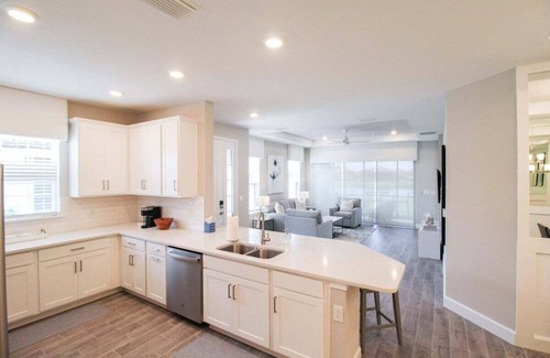 Braden River House | Bright and airy waterfront villa in the Esplanade - Sunny Retreat